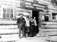 Cette photo a été prise peu de temps après que la femme (Agnès) et les filles (Cécile et Blanche) de Jos Dumulon eurent quitté Ville-Marie pour s’établir dans le canton de Rouyn.